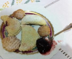 Fagottini ripieni ai frutti di bosco.