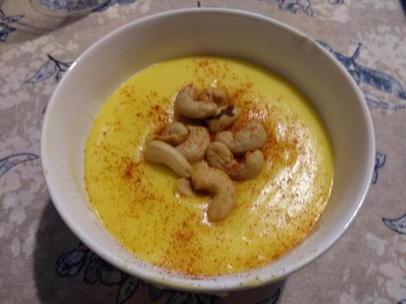 Crema di patate novelle allo zafferano paprika e anacardi