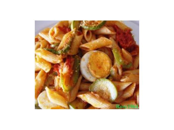 Pasta con zucchine, pomodoro e uova