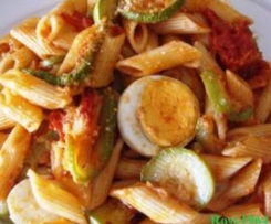 Pasta con zucchine, pomodoro e uova