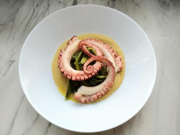 Polpo e cime di rapa su crema di ceci