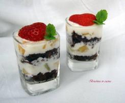 Yogurt e frutta con torta alle nocciole