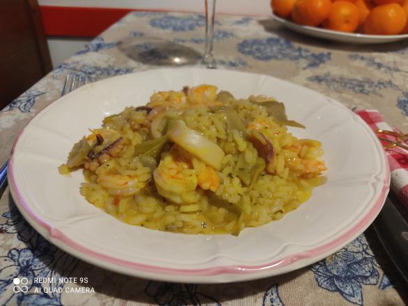 Risotto allo zafferano con carciofi, calamari e gamberi