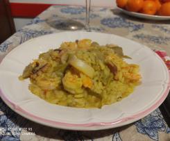Risotto allo zafferano con carciofi, calamari e gamberi
