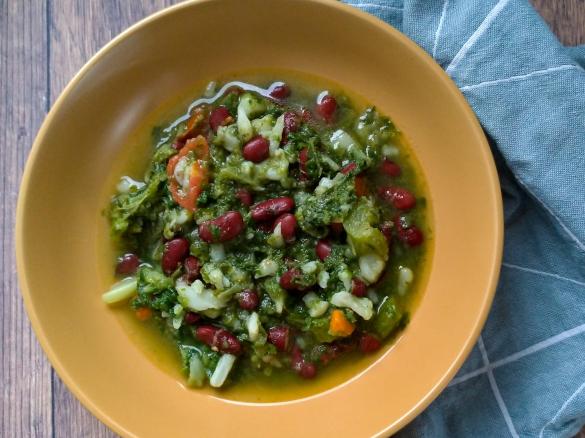 Minestrone di verdure con fagioli rossi
