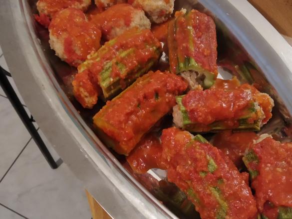 Zucchine e polpette al sugo