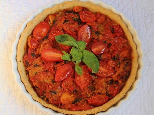 Crostata salata integrale all'olio evo e vino con pomodorini canditi