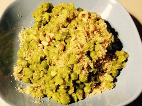 Piselli freschi con nocciole tostate