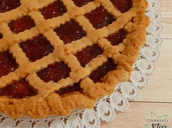 Crostata di marmellata con cuore morbido di formaggio spalmabile