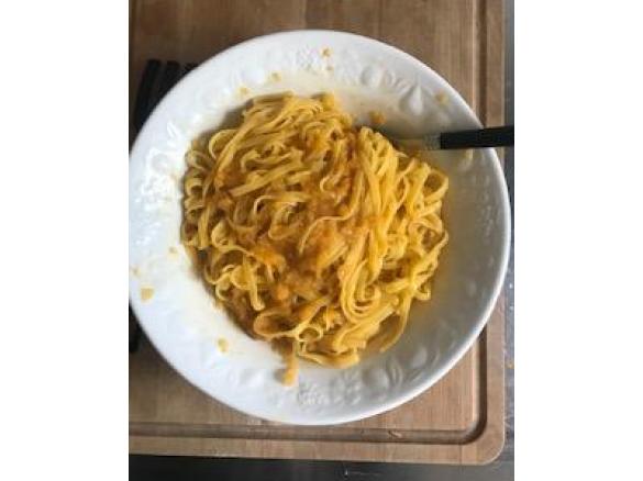 Tagliatelle al sugo di cipolla