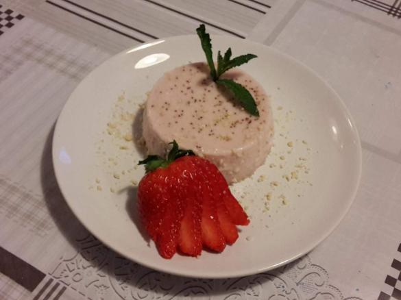 Panna cotta alle fragole e mandorle
