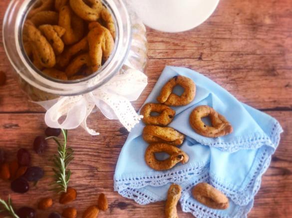 Taralli alle mandorle e olive nere