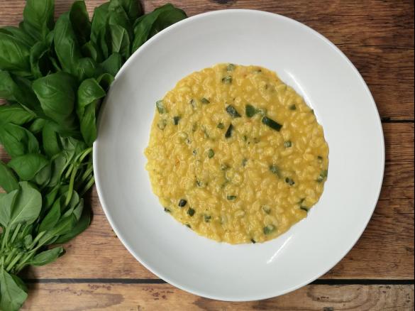 Risotto con zucchine e crema di peperoni rossi