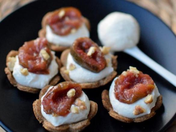 Cestini di Briseè con crema di caprino e fichi caramellati