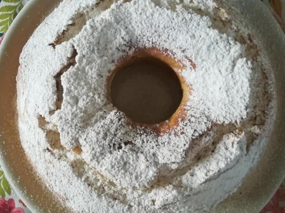 Ciambella ripiena di confettura di albicocche