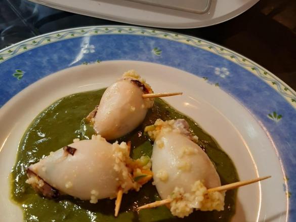 CALAMARI RIPIENI DI COUS COUS E VERDURINE SU CREMA DI SPINACI
