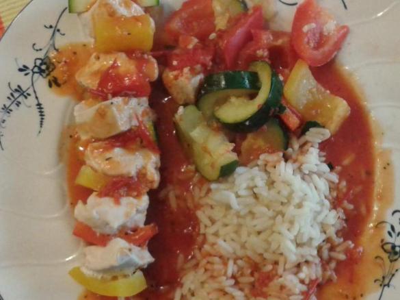 "all-in-one" Spiedi di pollo e verdura con riso