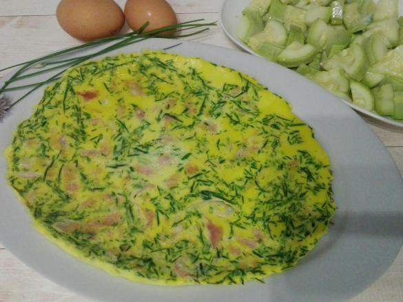Frittata con erba cipollina e prosciutto
