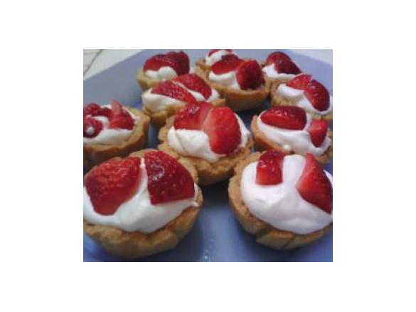 Dolcini con panna e fragole