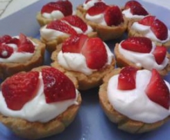 Dolcini con panna e fragole