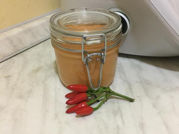 Salsa al peperoncino e mandorle