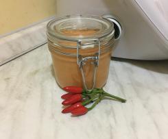 Salsa al peperoncino e mandorle