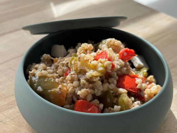 Insalata di grano saraceno, peperoni e formaggio fresco