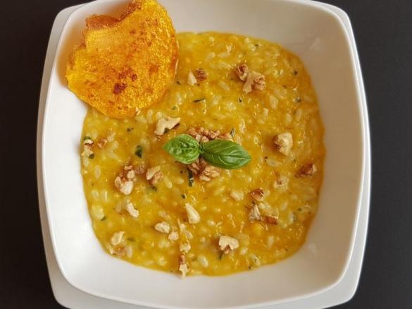 Risotto con zucca gialla mozzarella e noci