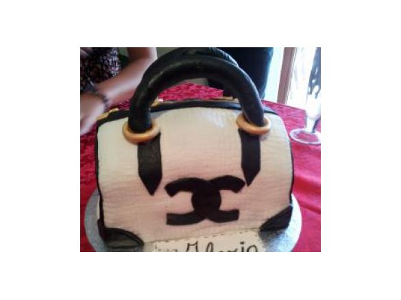 Torta borsa chanel "compleanno Ilaria" -apemaia31-