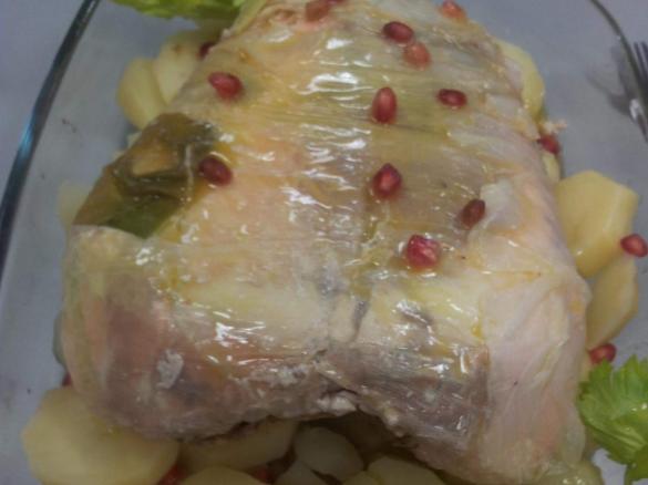 Filetto di salmone ripieno avvolto in foglie di porro