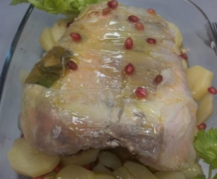 Filetto di salmone ripieno avvolto in foglie di porro