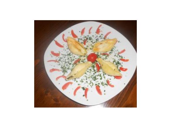 CONCHIGLIONI RIPIENI DI BACCALA' ( mantecato con emulsione di basilico e pomodorini pachino )