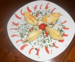 CONCHIGLIONI RIPIENI DI BACCALA' ( mantecato con emulsione di basilico e pomodorini pachino )