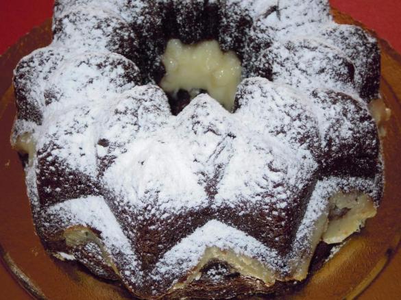CIAMBELLA  AL CIOCCOLATO CON CUORE DI CREMA AL RUM