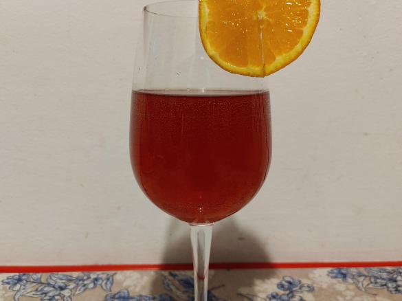 Cocktail alla melagrana, bitter e tè speziato