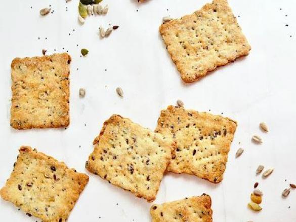 Crackers ai semi e pasta di vino senza lievito