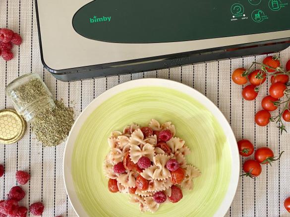 Farfalle al profumo di pomodori e lamponi sottovuoto
