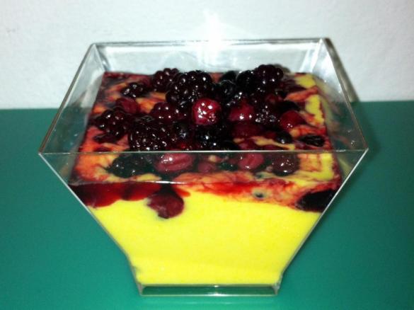 gelato alla crema con frutti di bosco caldi