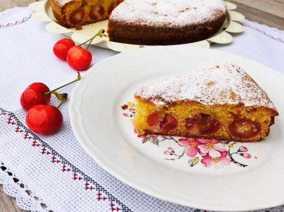 TORTA DI CILIEGE E MANDORLE