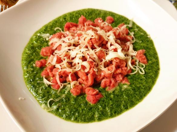 Spatzle alla barbabietola su coulis di spinaci