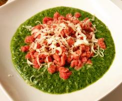 Spatzle alla barbabietola su coulis di spinaci
