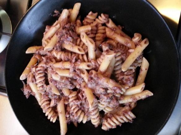 Pasta al radicchio, speck e noci 