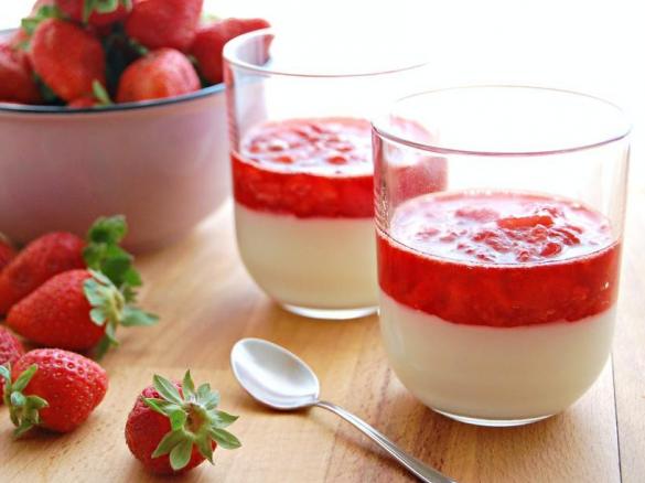 FINTA PANNA COTTA  CON FRAGOLE- senza panna e senza colla di pesce -