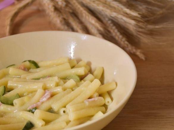 Pasta risottata con zucchine pancetta e provola