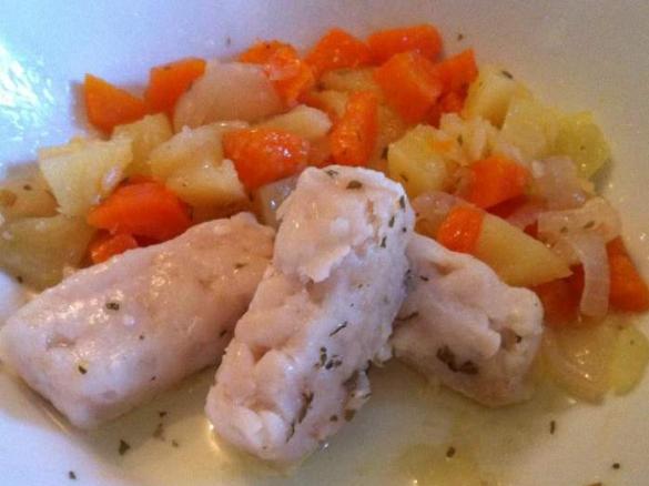 NASELLO CON PATATE CAROTE E CIPOLLE