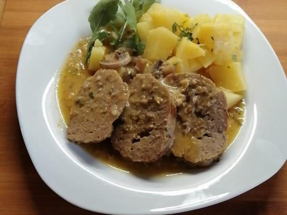 polpettone con patate e sugo di funghi