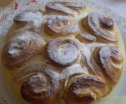 Torta di rosa ripiena di crema al limone sofficissima!