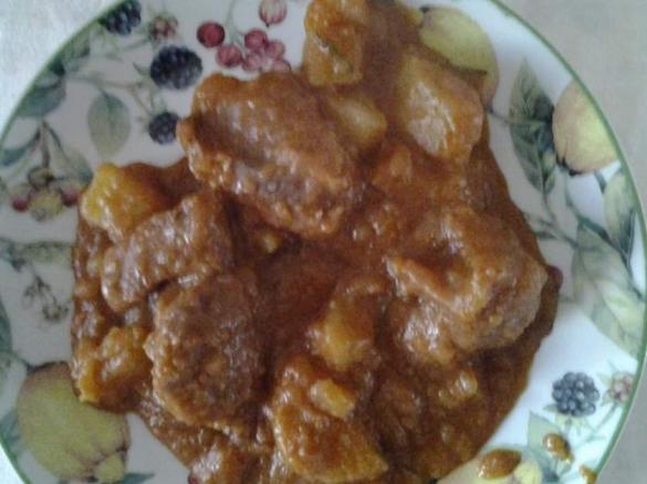 Spezzatino con patate in rosso