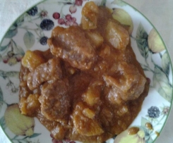 Spezzatino con patate in rosso