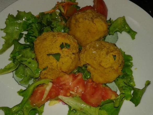 Crocchette appetitose di ceci e verdure con insalatina mista